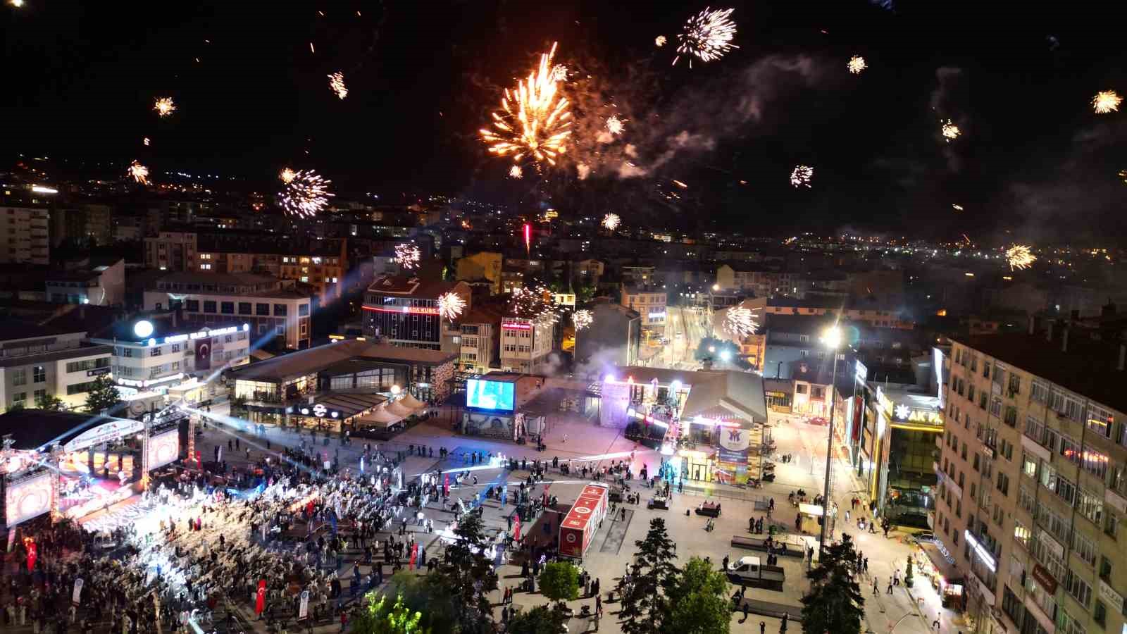 ÇORUM’DA FESTİVAL COŞKUSU HAVAİ FİŞEK GÖSTERİSİYLE ZİRVEYE ÇIKTI