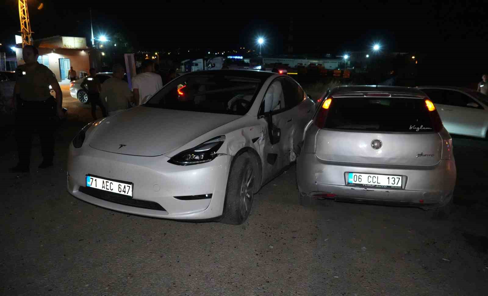 KIRIKKALE’DE İKİ OTOMOBİL ÇARPIŞTI: 4 YARALI