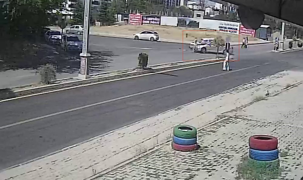 İKİ OTOMOBİL ÇARPIŞTI, YOLDAN GEÇEN ŞAHIS SON ANDA KURTULDU
