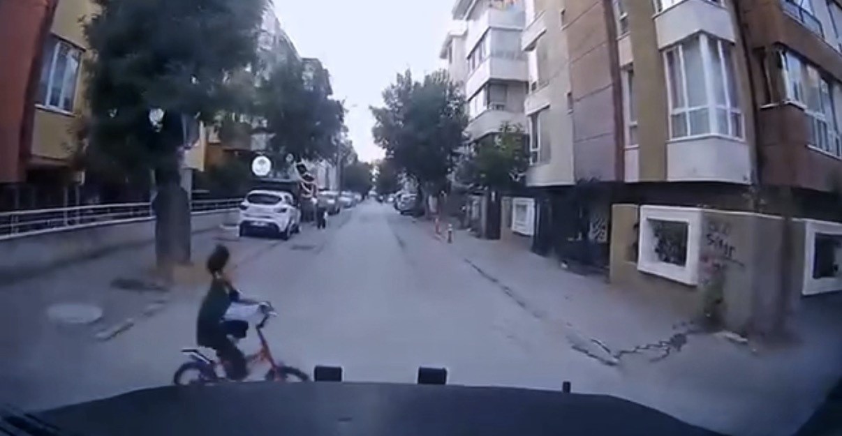 ARA SOKAKTAN BİRANDA ÇIKAN ÇOCUĞA ÇARPMAK ÜZEREYKEN SON ANDA DURDU