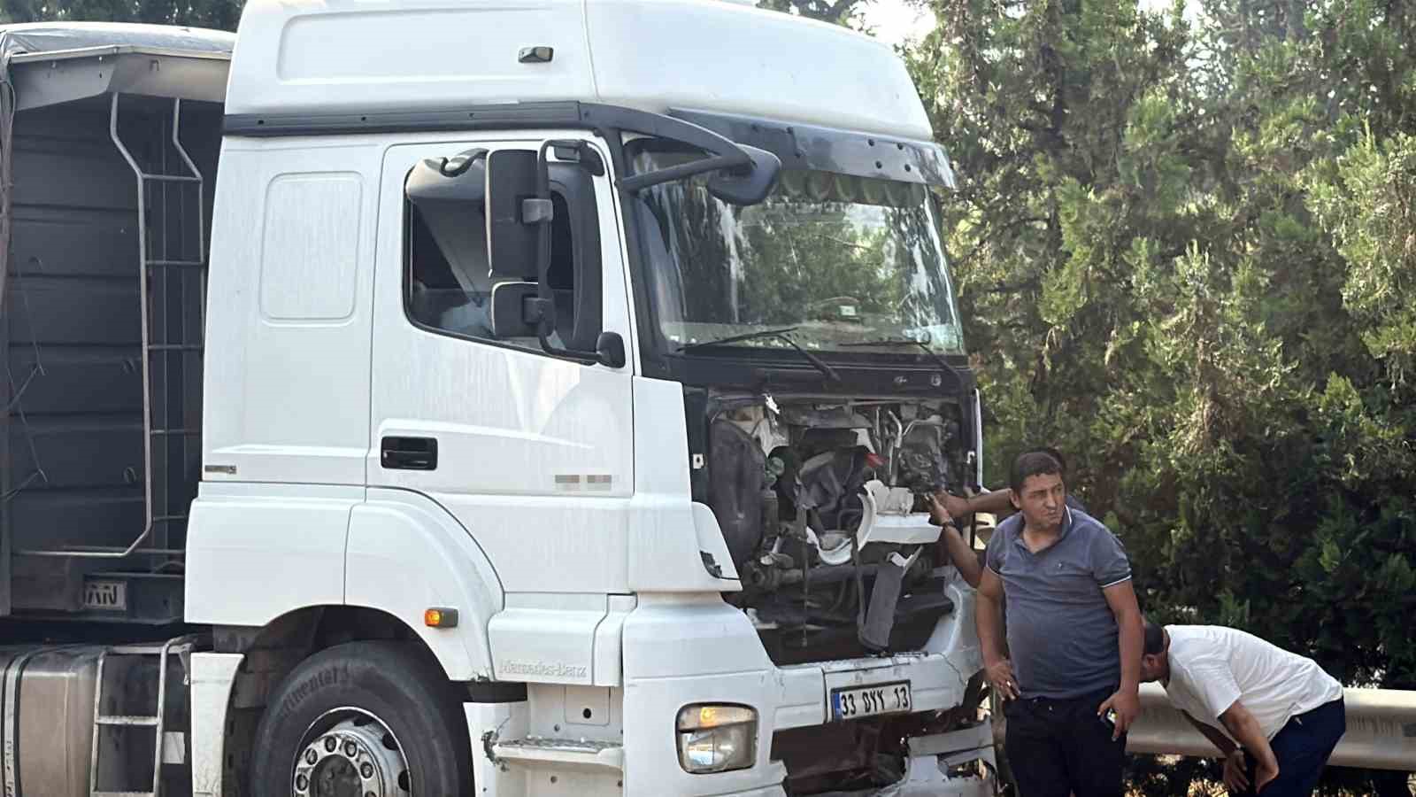 TIR, HAFİF TİCARİ ARACA ÇARPTI: 2 ÖLÜ, 2 YARALI
