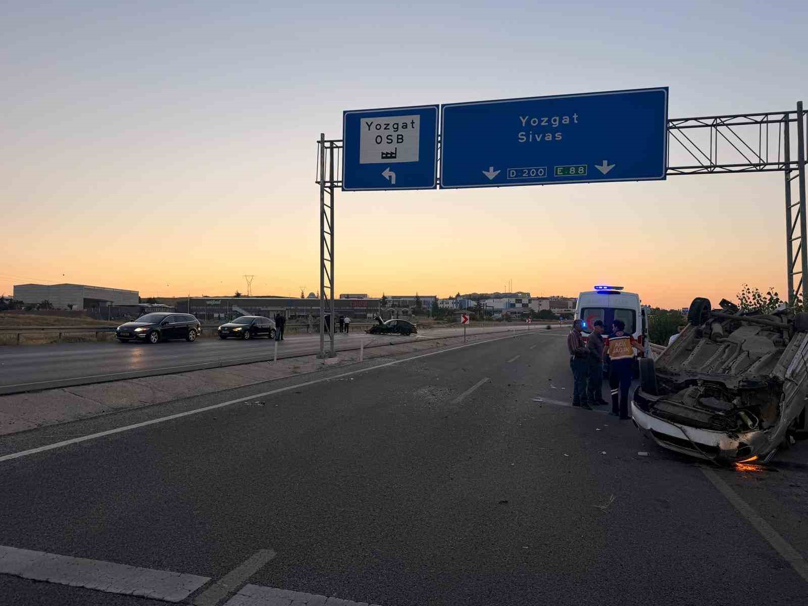 YOZGAT’TA İKİ ARAÇ ÇARPIŞTI: 2 YARALI