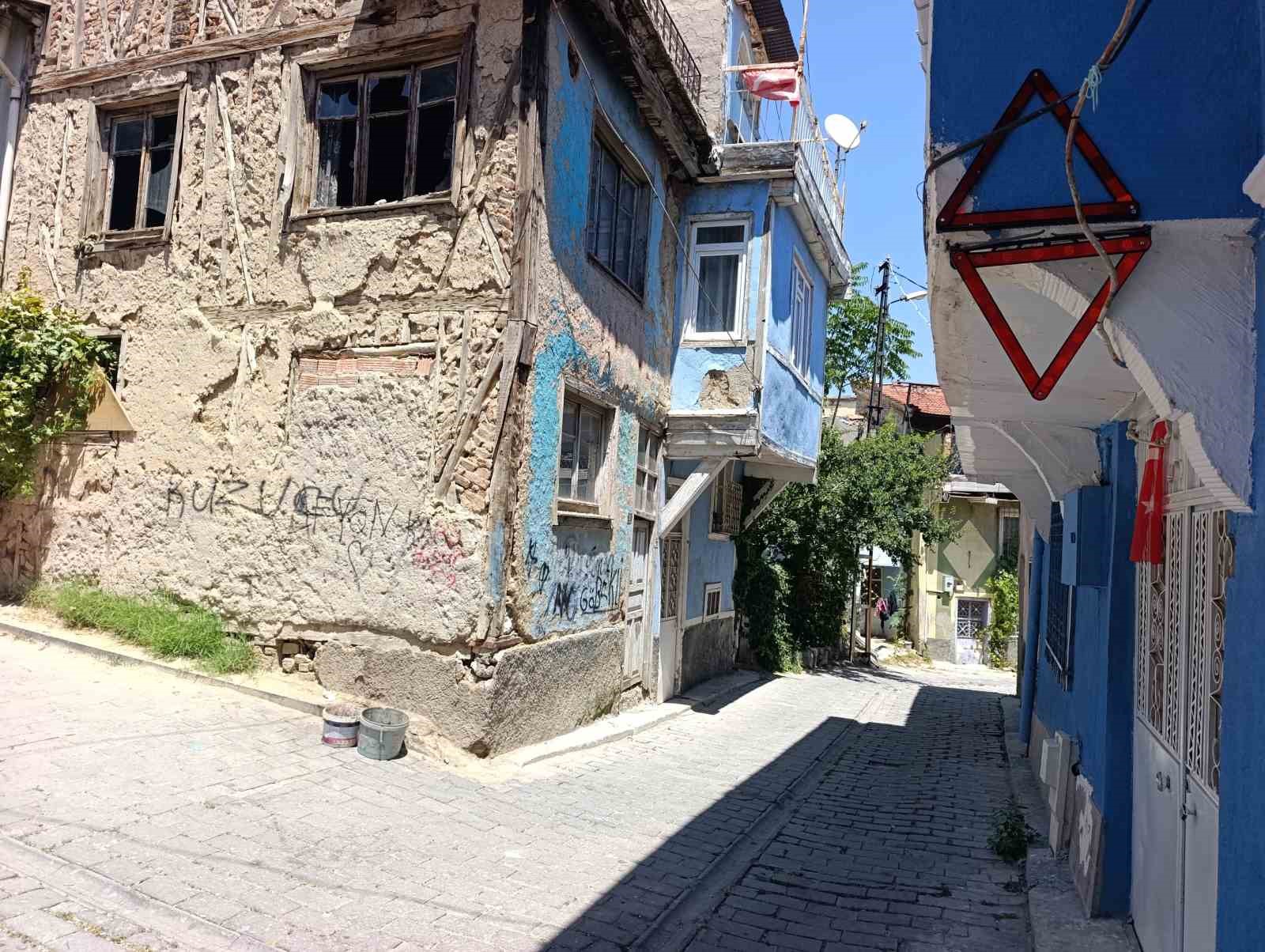GÜNÜN FOTOĞRAFI AFYONKARAHİSAR’DAN: ARAÇLARIN ÇARPTIĞI EVE REFLEKTÖRLÜ ÖNLEM
