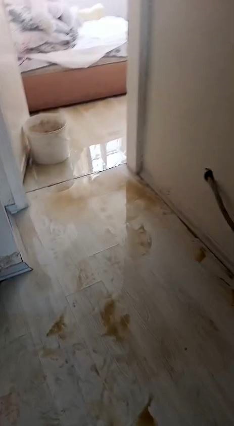 AVCILAR’DA İSKİ BORUSU PATLADI, EVİ SU BASTI