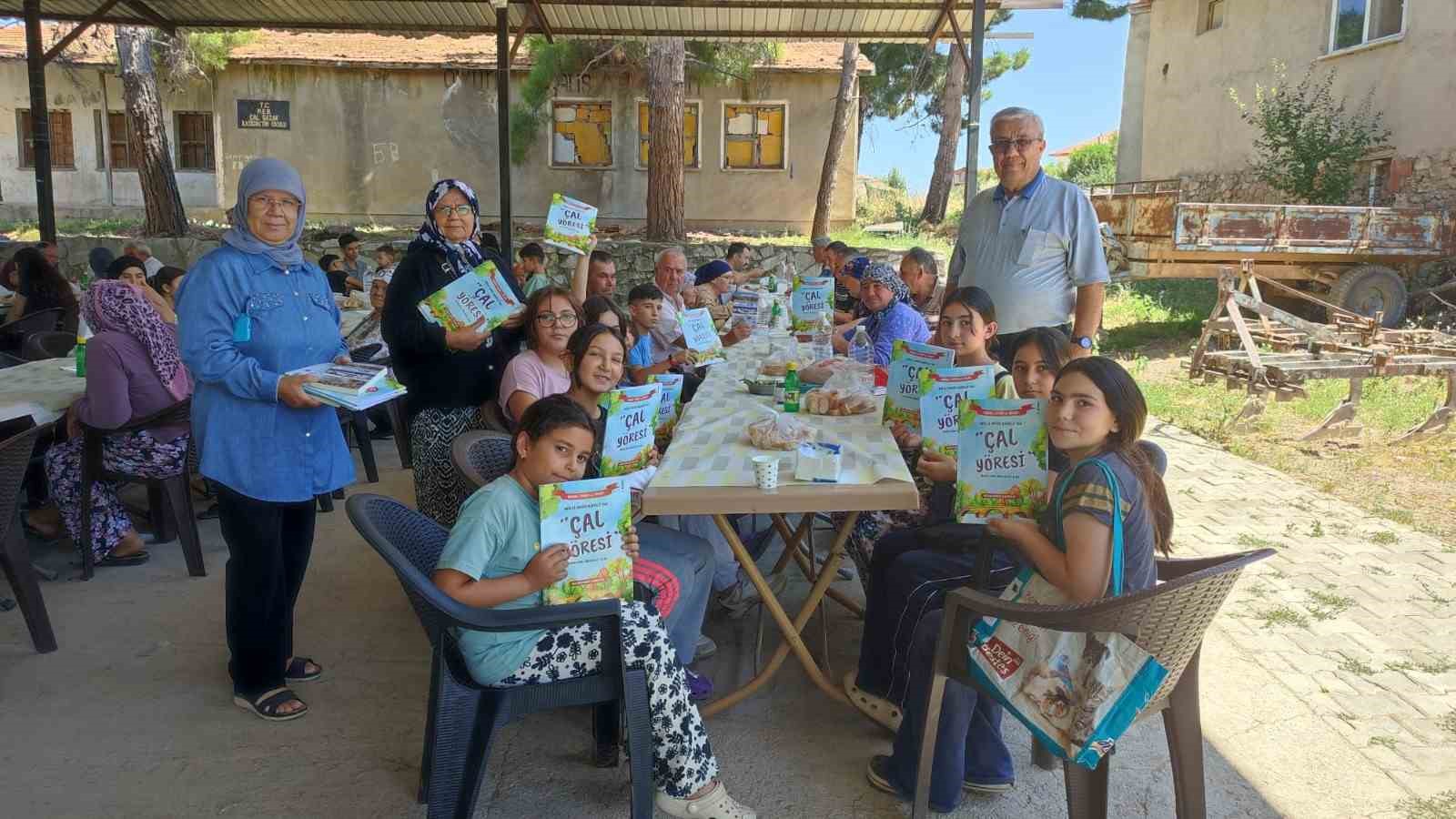 HAYIR ETKİNLİĞİNDE ÇOCUKLARA TARİH KİTABI DAĞITILDI