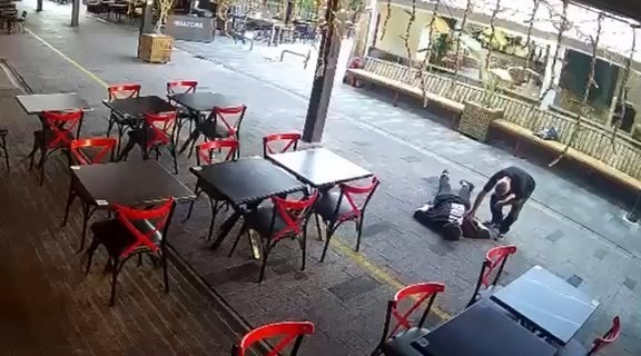 YARDIM EDİYORMUŞ GİBİ YAPTI, CÜZDANINI ÇALDI