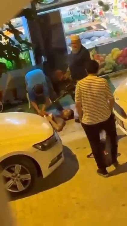 KÜÇÜKÇEKMECE’DE HAMİLE EŞİNE TATLI ALMAYA ÇIKAN ADAMA BIÇAKLI DEHŞET