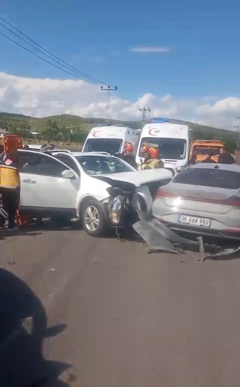 KARS’TA ZİNCİRLEME KAZA: 8 YARALI