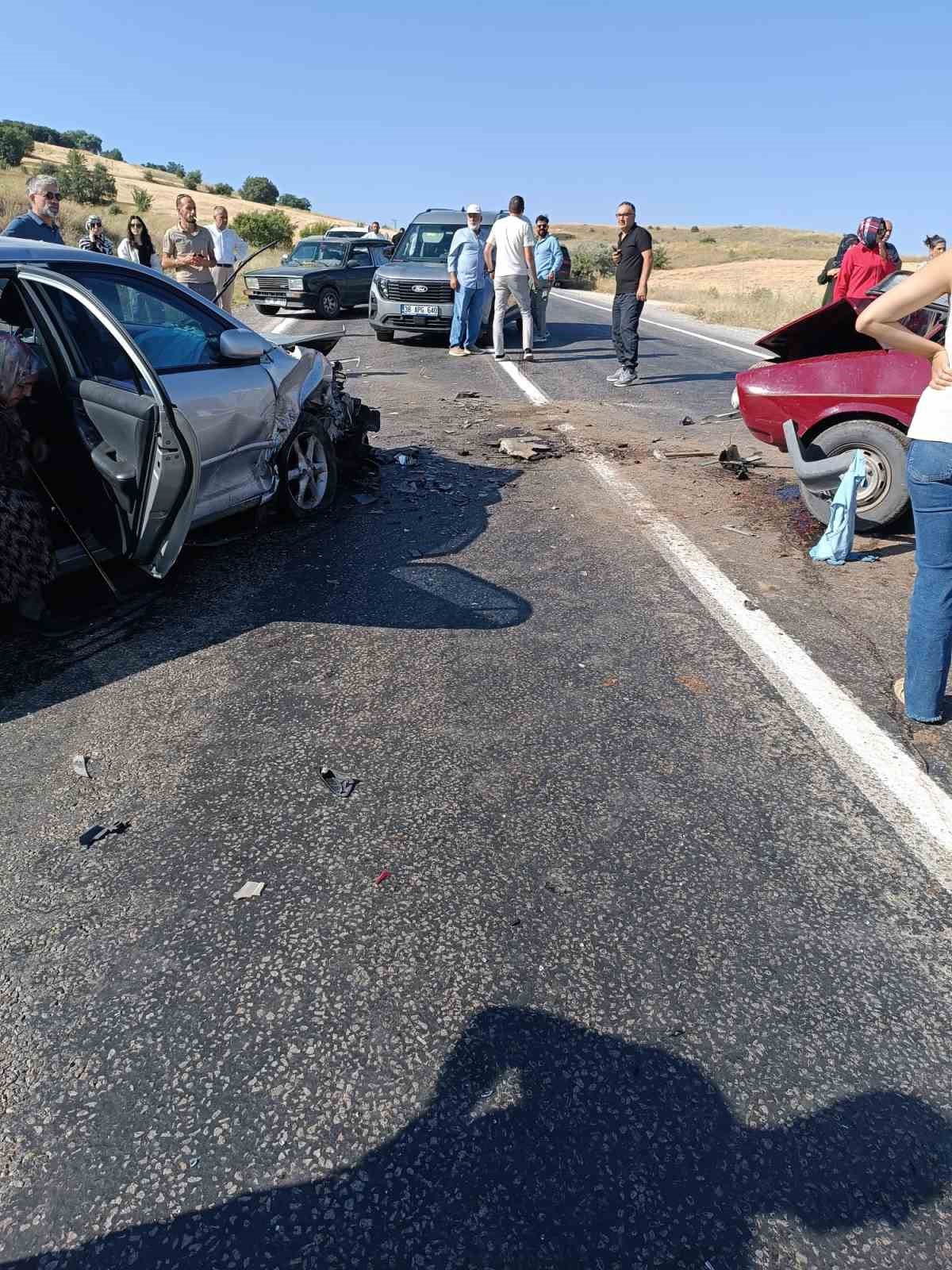 KAYSERİ’DE 2 OTOMOBİL ÇARPIŞTI: 1 ÖLÜ, 6 YARALI