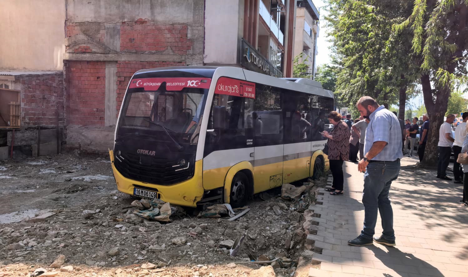 MİNİBÜS, İŞ YERİNE ÇARPTIKTAN SONRA BOŞ ARSAYA UÇTU