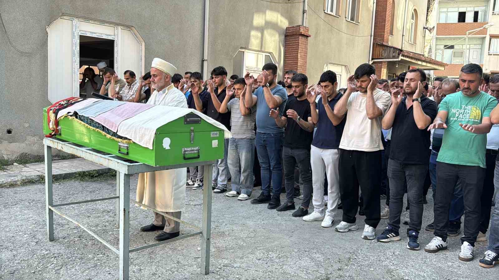 EŞİ TARAFINDAN ÖLDÜRÜLEN 3 ÇOCUK ANNESİ KADIN TOPRAĞA VERİLDİ