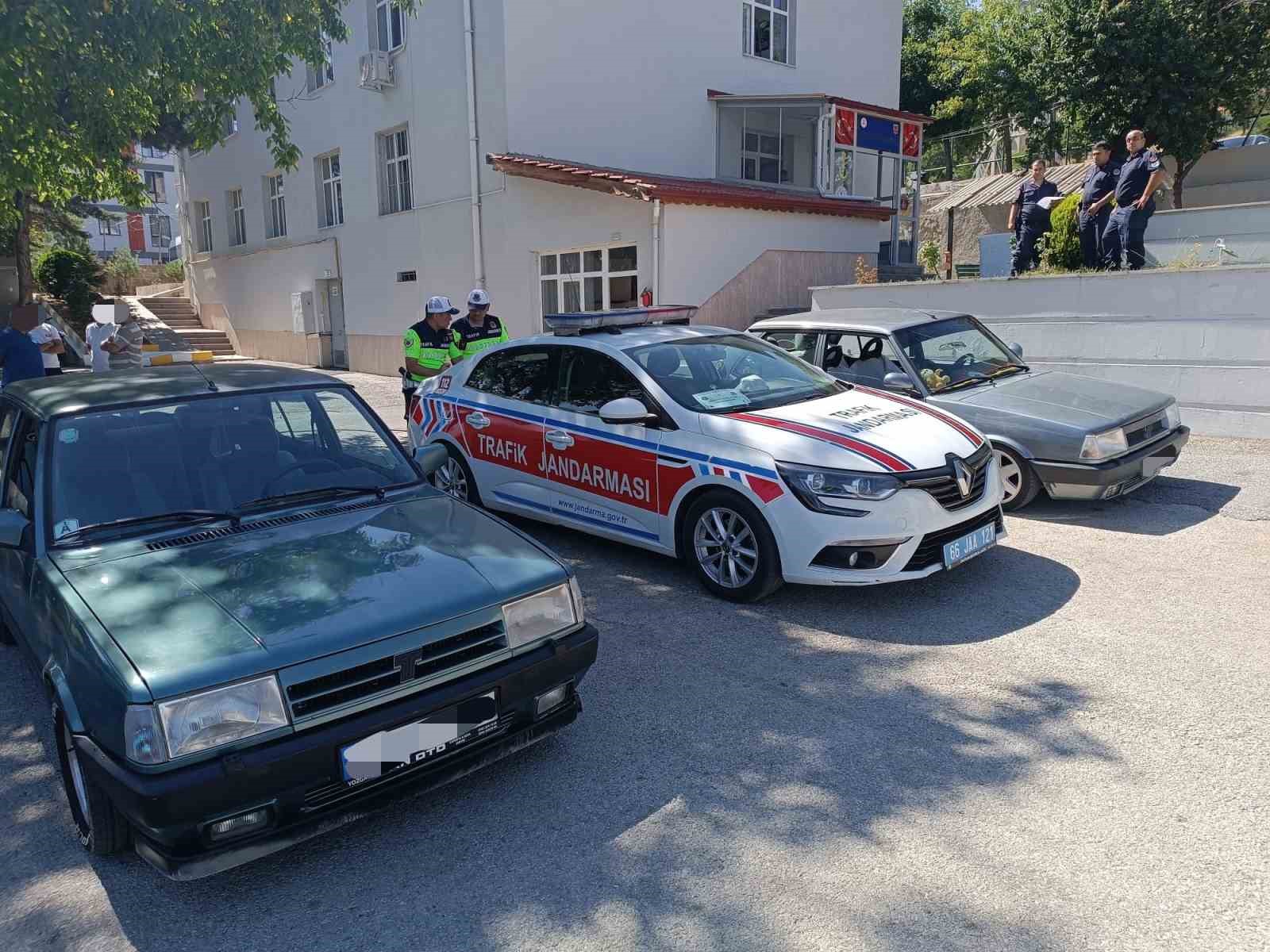 SOSYAL MEDYA PAYLAŞIMLARI ELE VERDİ, DRİFT ATAN SÜRÜCÜLERE TOPLAM 560 BİN LİRA CEZA KESİLDİ