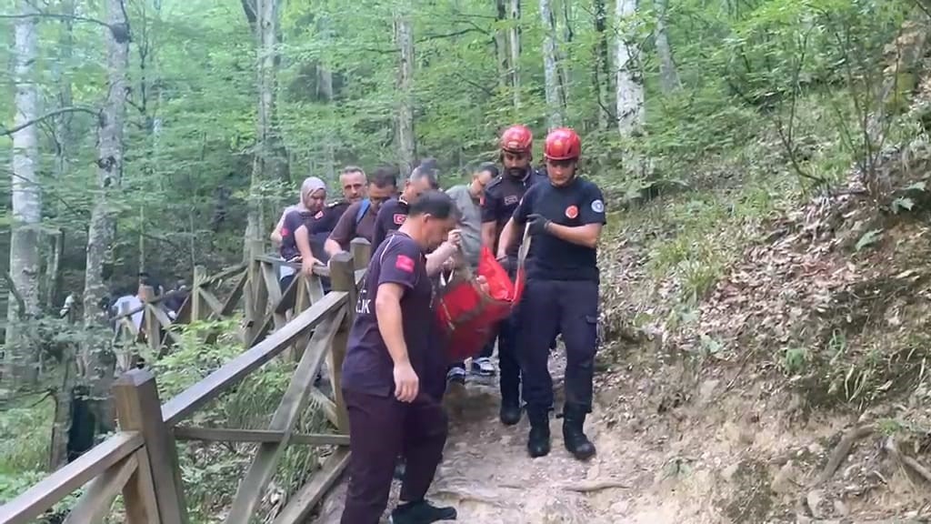 OYLAT ŞELALESİ’NDE DÜŞEN KADIN, EKİPLERİN ZORLU ÇALIŞMASIYLA KURTARILDI