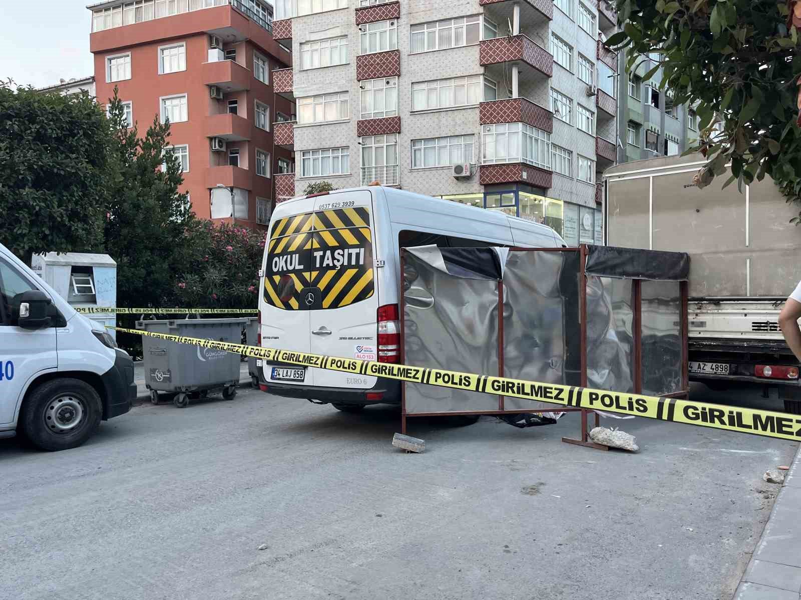 GÜNGÖREN’DE SERVİS ARACININ ALTINDA KALAN YAŞLI ADAM HAYATINI KAYBETTİ