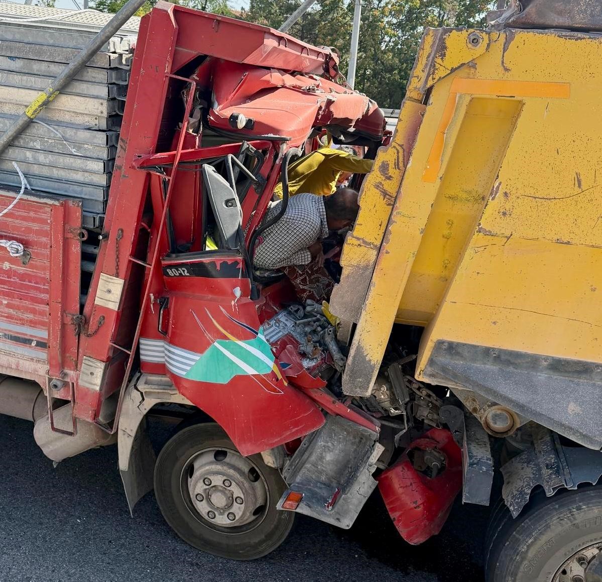AKSARAY’DA KAMYONA ÇARPAN KAMYONETTE CAN PAZARI KAMERADA: 2 YARALI