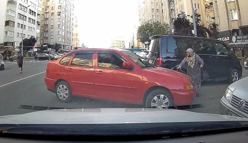 PARK YERİ SAVAŞINI BASTONLU YAŞLI KADIN KAZANDI