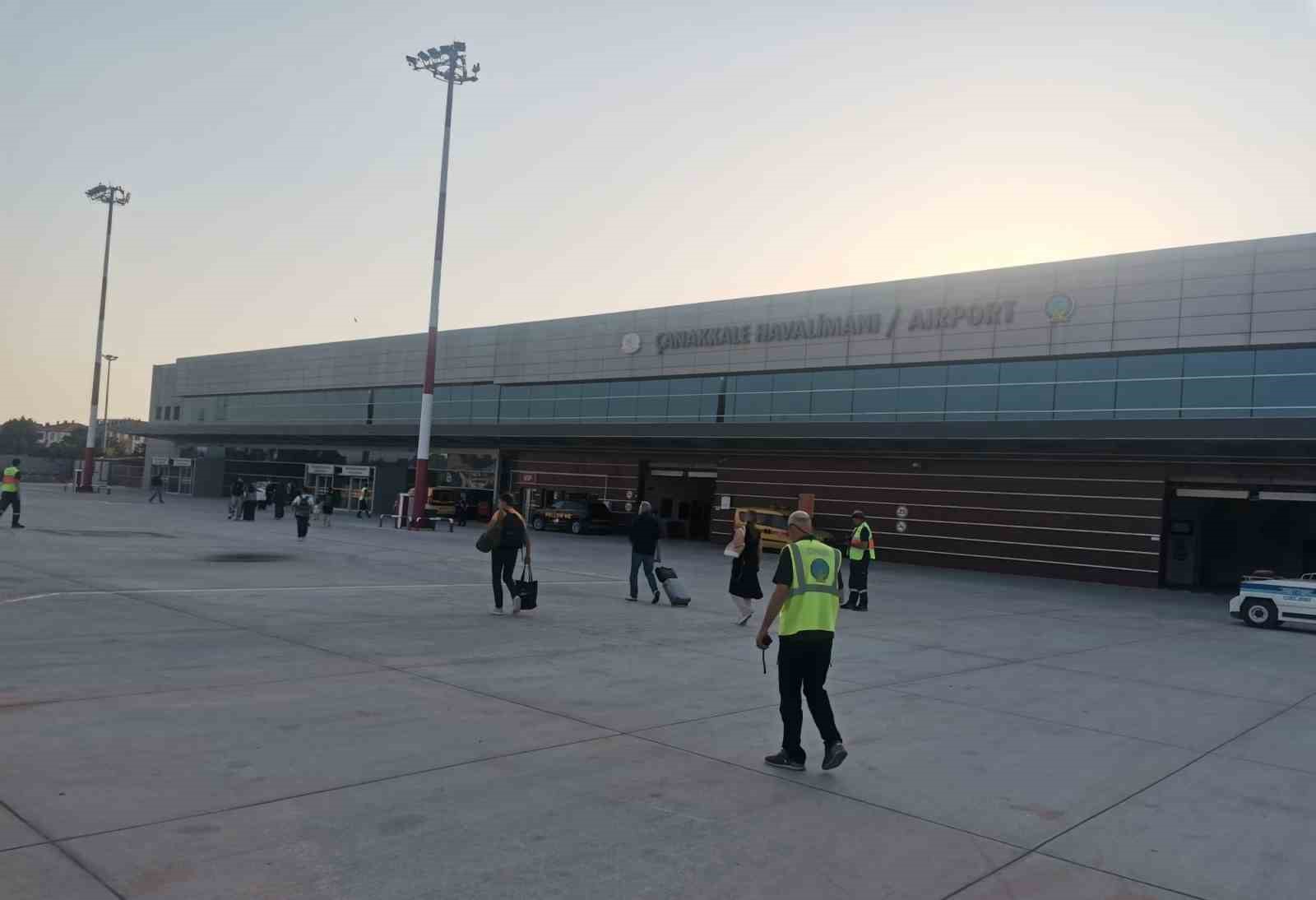 BRÜKSEL’DEN GELEN YOLCU UÇAĞI ÇANAKKALE HAVALİMANI’NA İNİŞ YAPTI