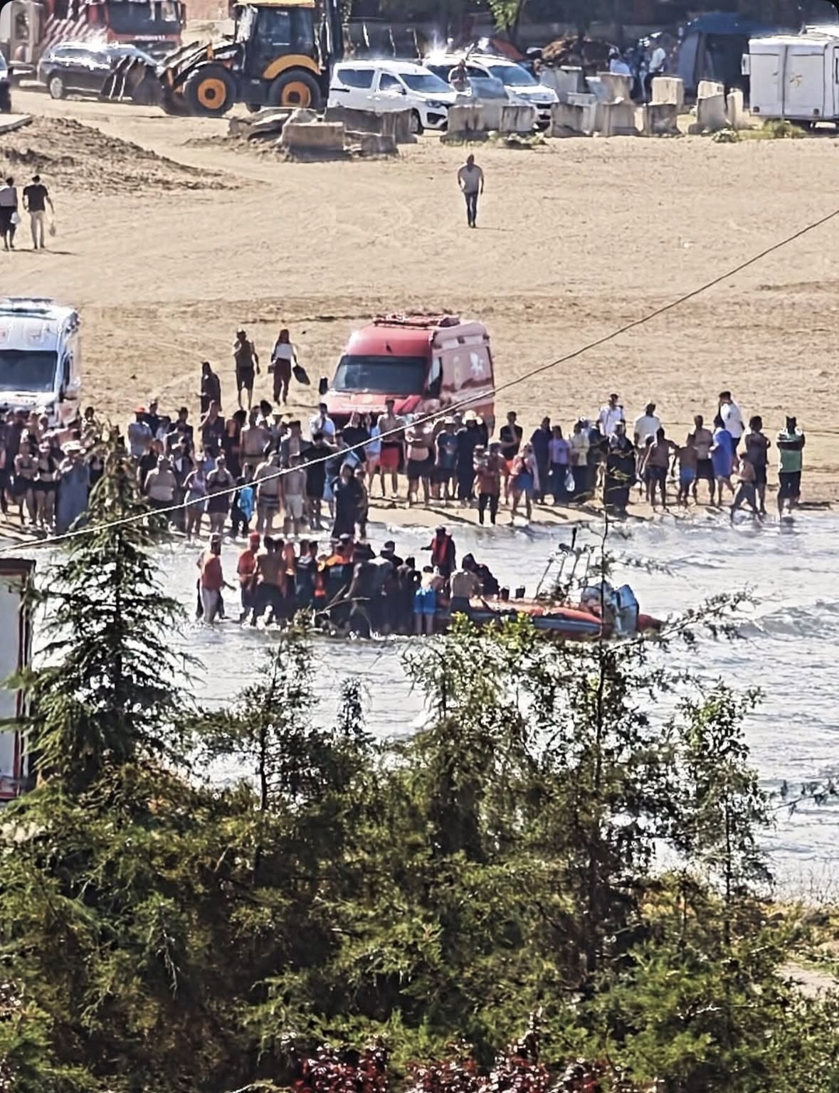 GİRESUN’DA AKINTIYA KAPILAN ÇOCUKLARI KURTARMAK İSTEYEN ADAM BOĞULDU