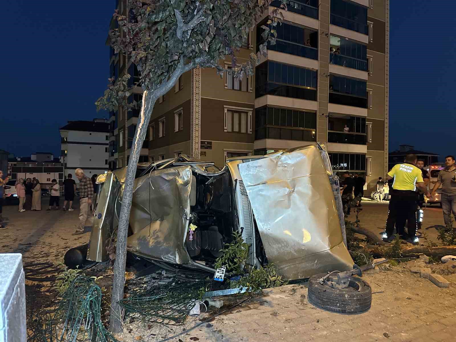 YAYALARA ÇARPAN OTOMOBİL TAKLA ATARAK OTOPARKA DALDI: 1’İ AĞIR 3 YARALI