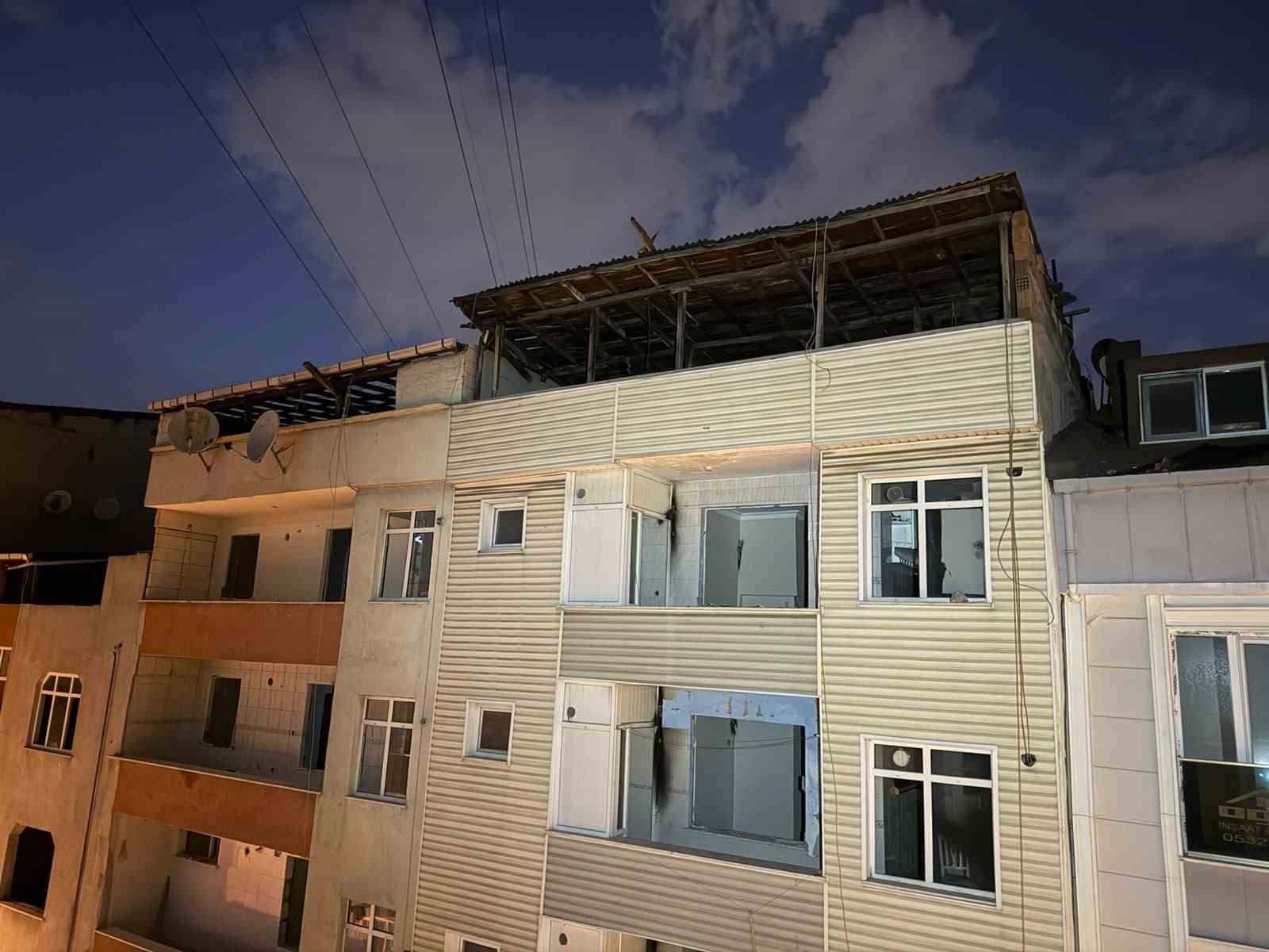FIRTINADA KOPAN ÇATI PARÇALARI KARŞI BİNAYA SAPLANDI, BİNA SAKİNLERİ SON ANDA KURTULDU