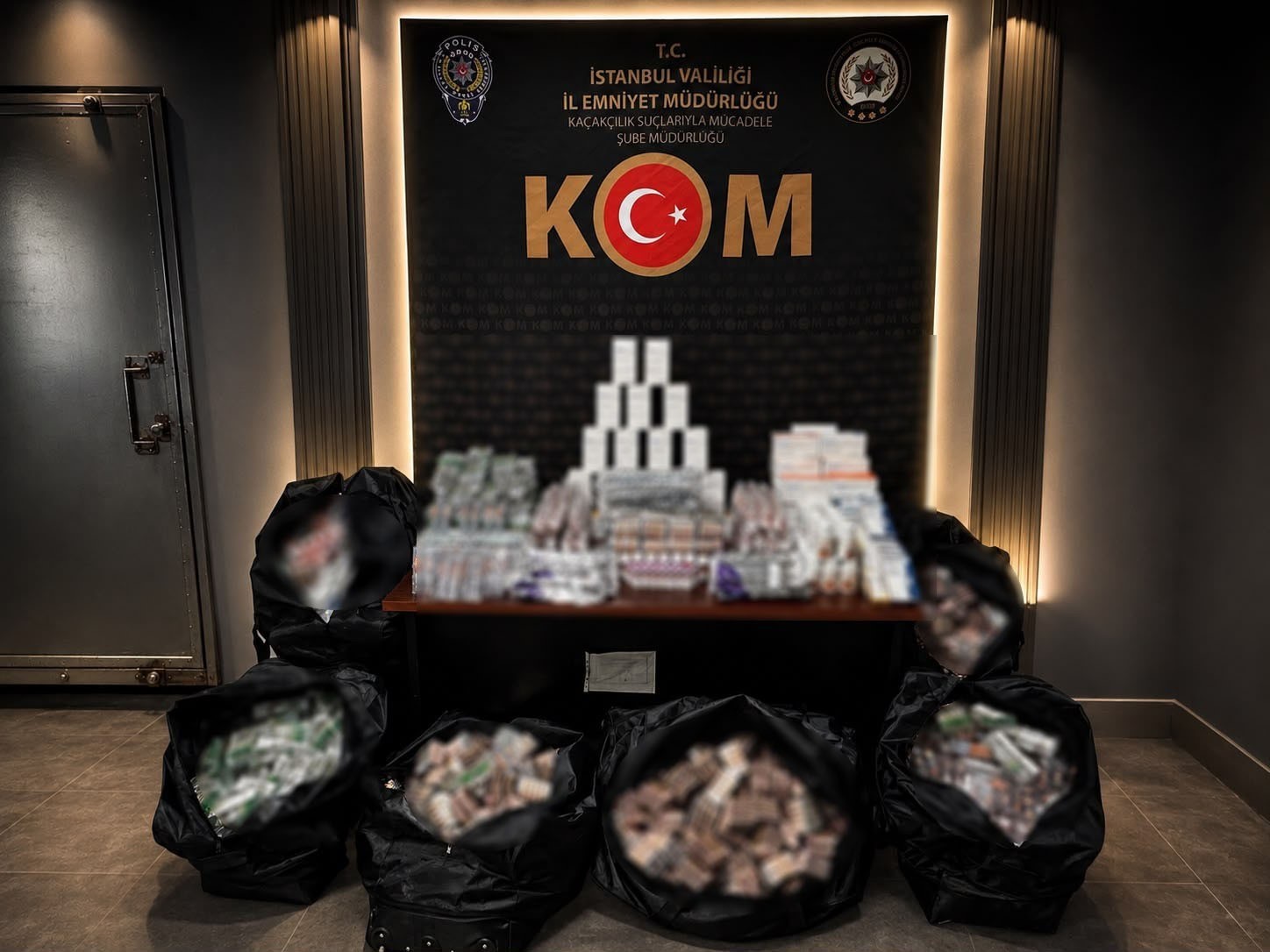 FATİH’TE KAÇAK TIBBİ İLAÇ OPERASYONU: 98 BİN 632 TABLET ELE GEÇİRİLDİ, 2 ŞÜPHELİ GÖZALTINA ALINDI