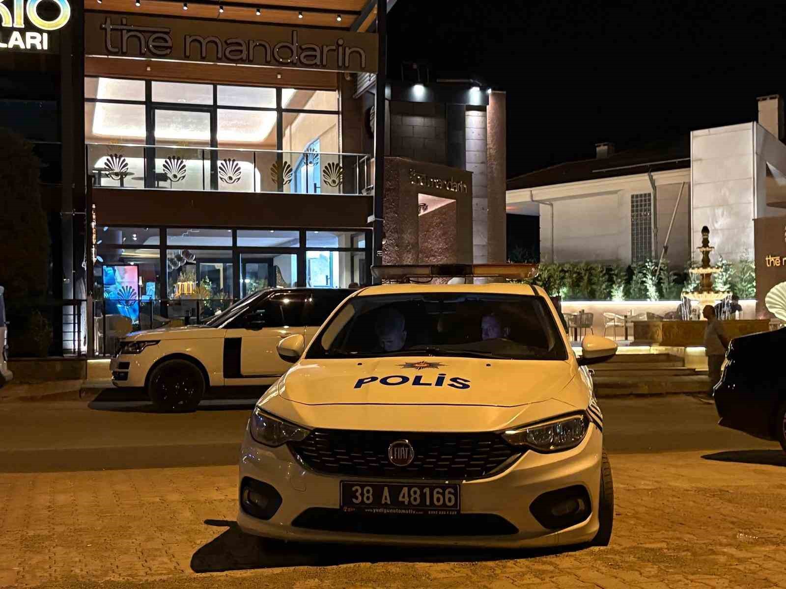 KAFEDE BIÇAKLI KAVGA: 1 YARALI