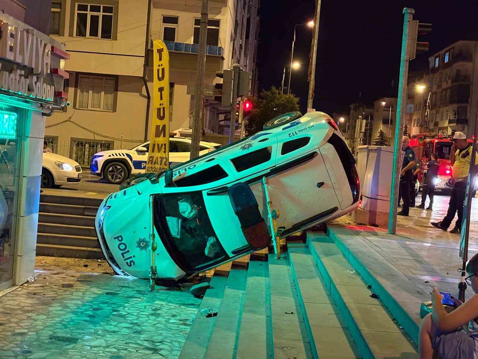 OTOMOBİLLE ÇARPIŞAN POLİS ARACI YAN YATTI: 2’Sİ BEKÇİ 3 YARALI