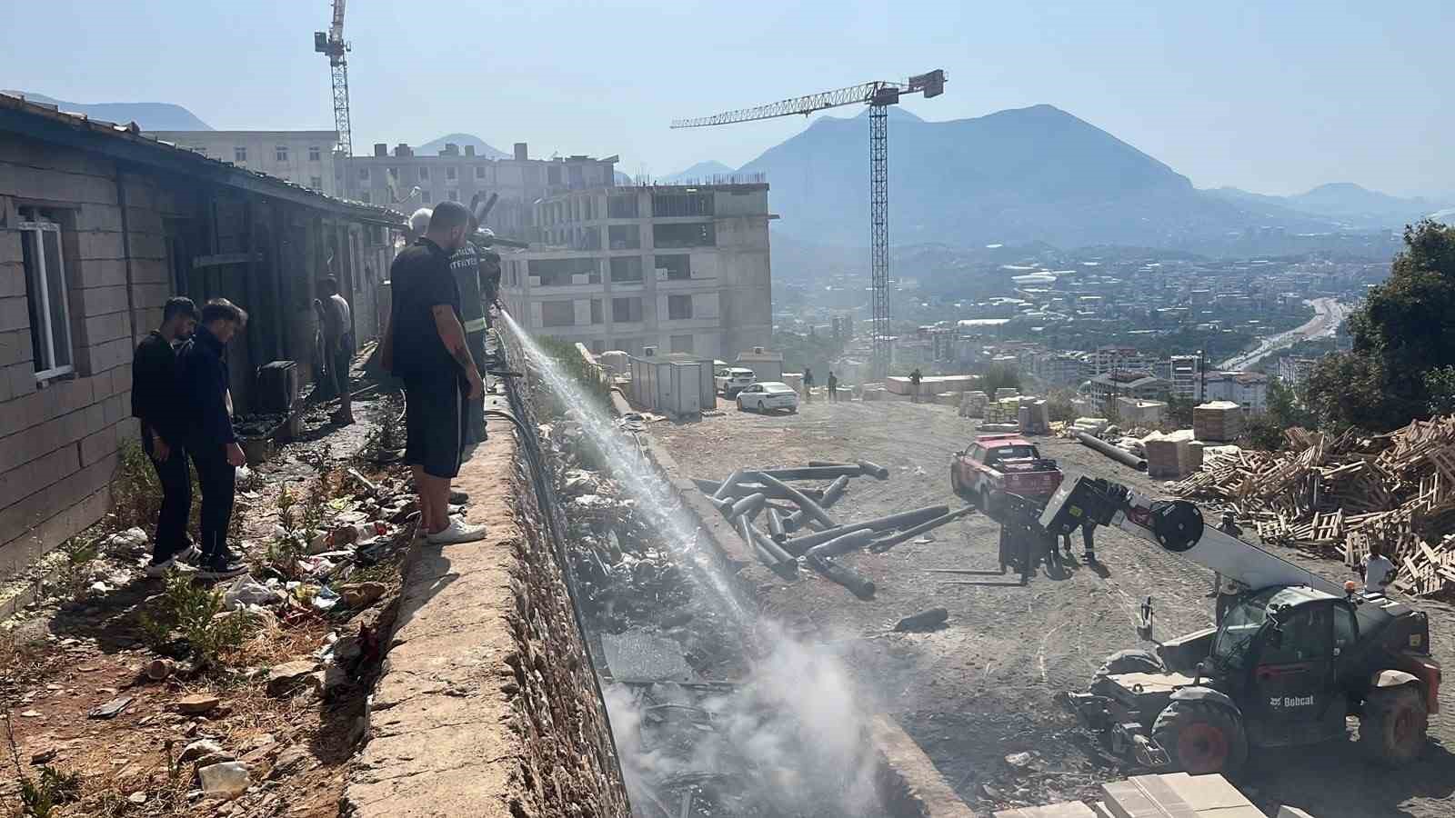 ALANYA’DA İNŞAAT BORULARI ALEV ALDI, YANGIN YATAKHANEYE SIÇRADI