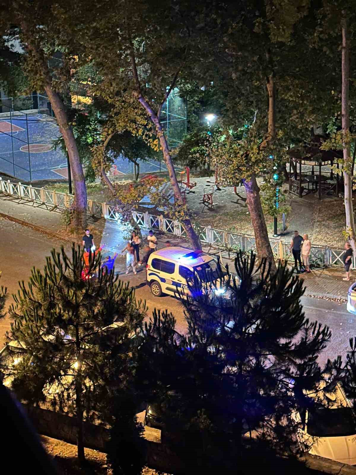 GÜRÜLTÜ YAPANLARI UYARINCA KAVGA ÇIKTI: 2 YARALI