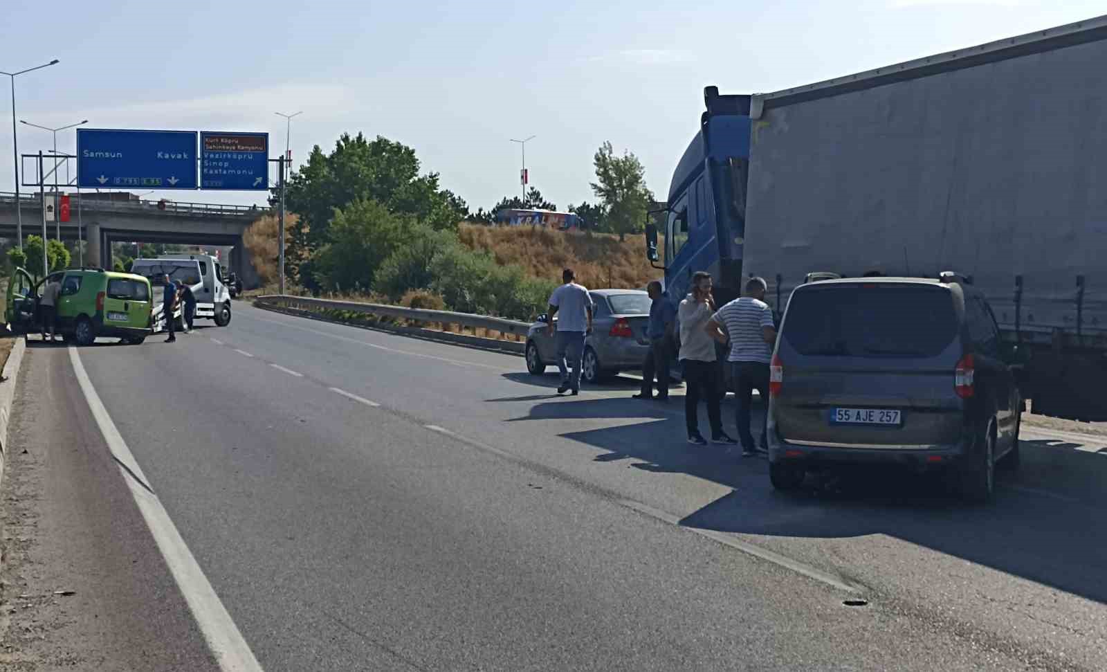 SAMSUN’DA ZİNCİRLEME KAZA: 3 YARALI