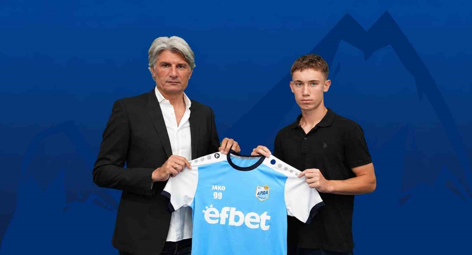 TÜRK FUTBOLCU BURAK AKINCI, PFC ARDA İLE PROFESYONEL SÖZLEŞME İMZALADI