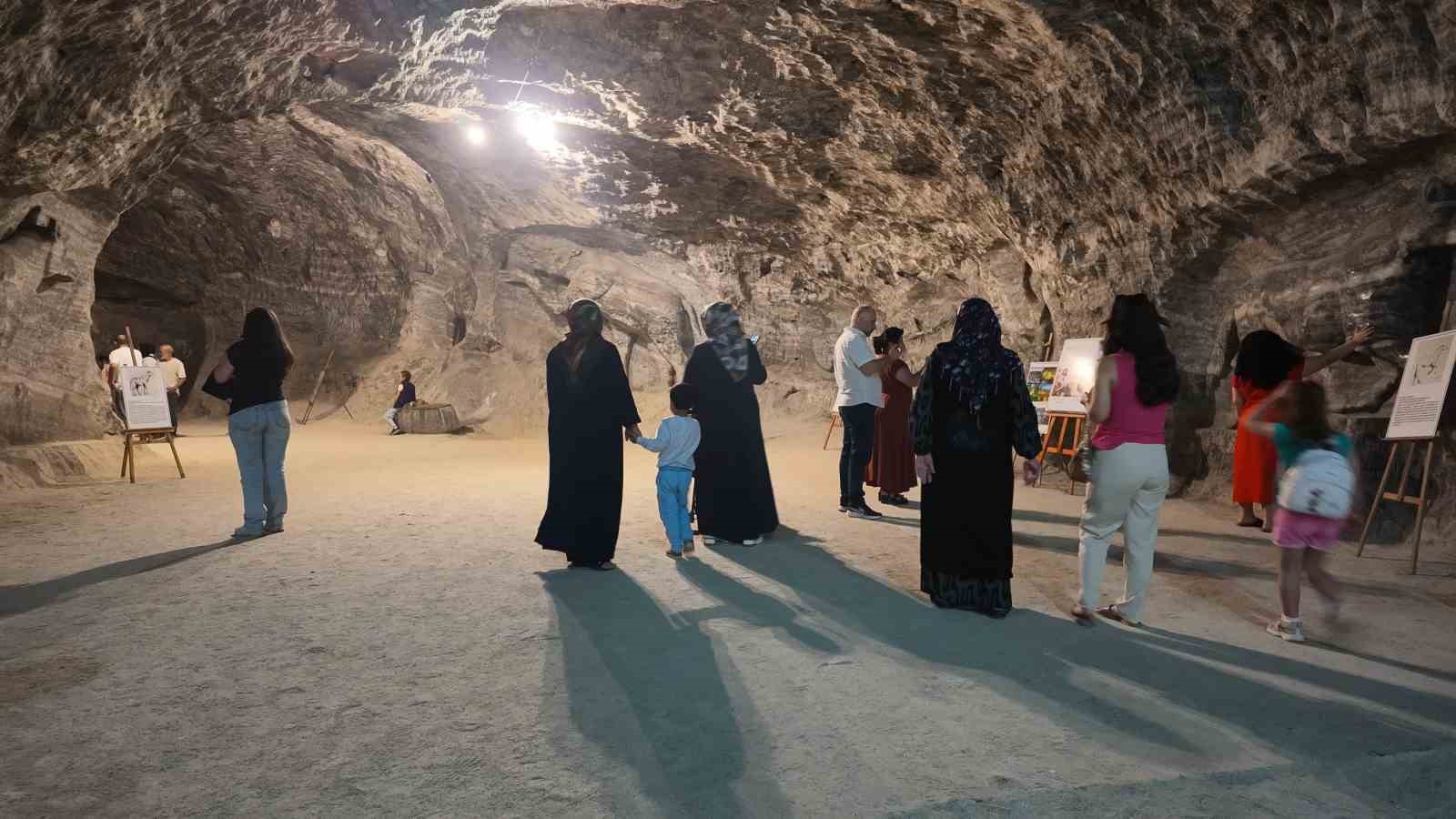 DENİZDE DEĞİL, YERİN 150 METRE ALTINDA SERİNLİYORLAR