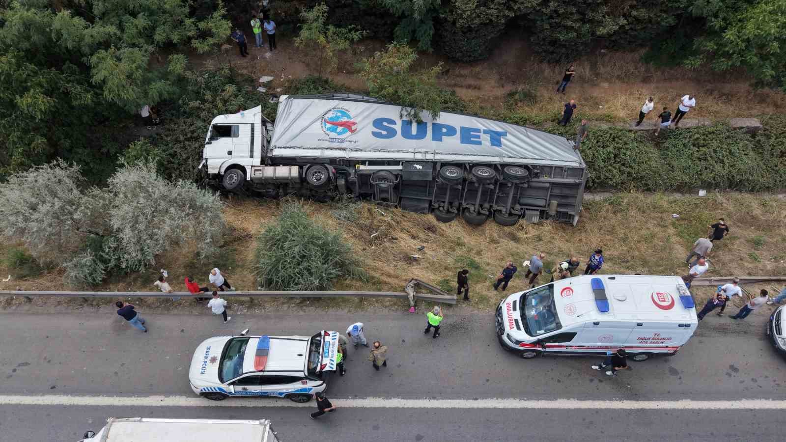 SULTANBEYLİ’DE TIR DEVRİLDİ: 1 YARALI