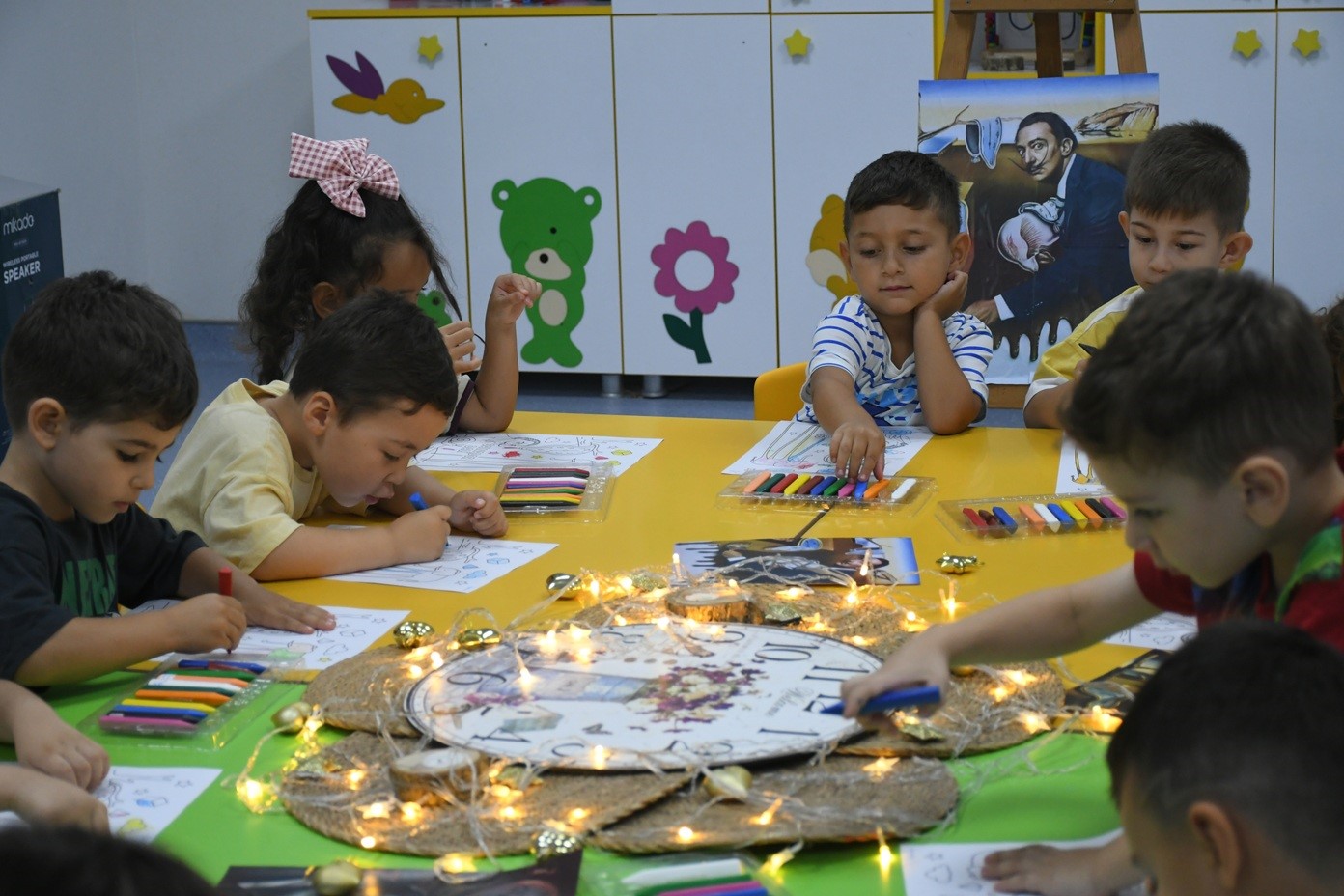 KUŞADASI’NDA MİNİKLER YAZ TATİLİNDE SANATLA GELİŞİYOR