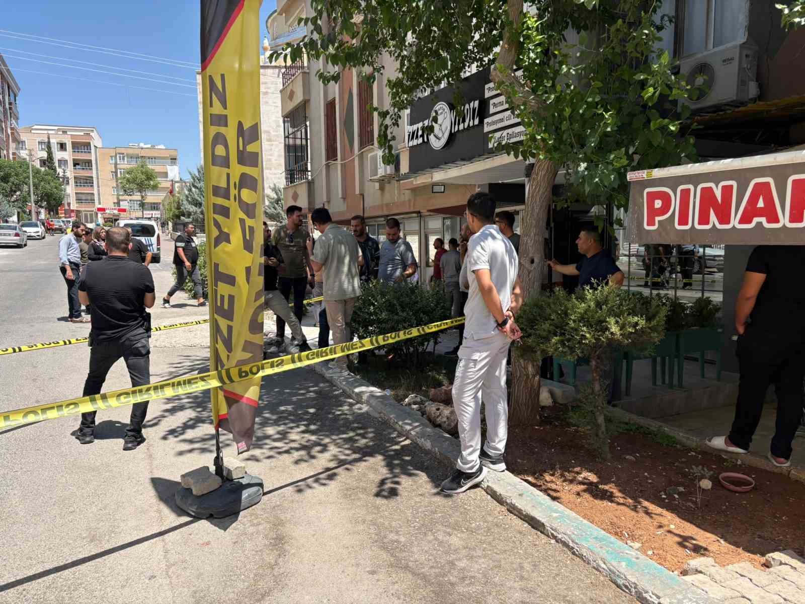 ABLASI İLE TARTIŞAN ENİŞTESİNİN BERBER DÜKKANINI TÜFEKLE BASTI: 4 YARALI