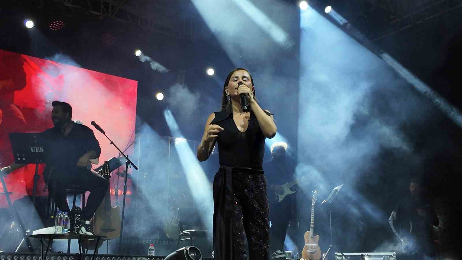 GEDİZ TARHANA FESTİVALİNDE MERVE ÖZBEY HEM ŞARKILARIYLA HEM DE CÖMERTLİĞİ İLE GÖNÜLLERİ FETHETTİ