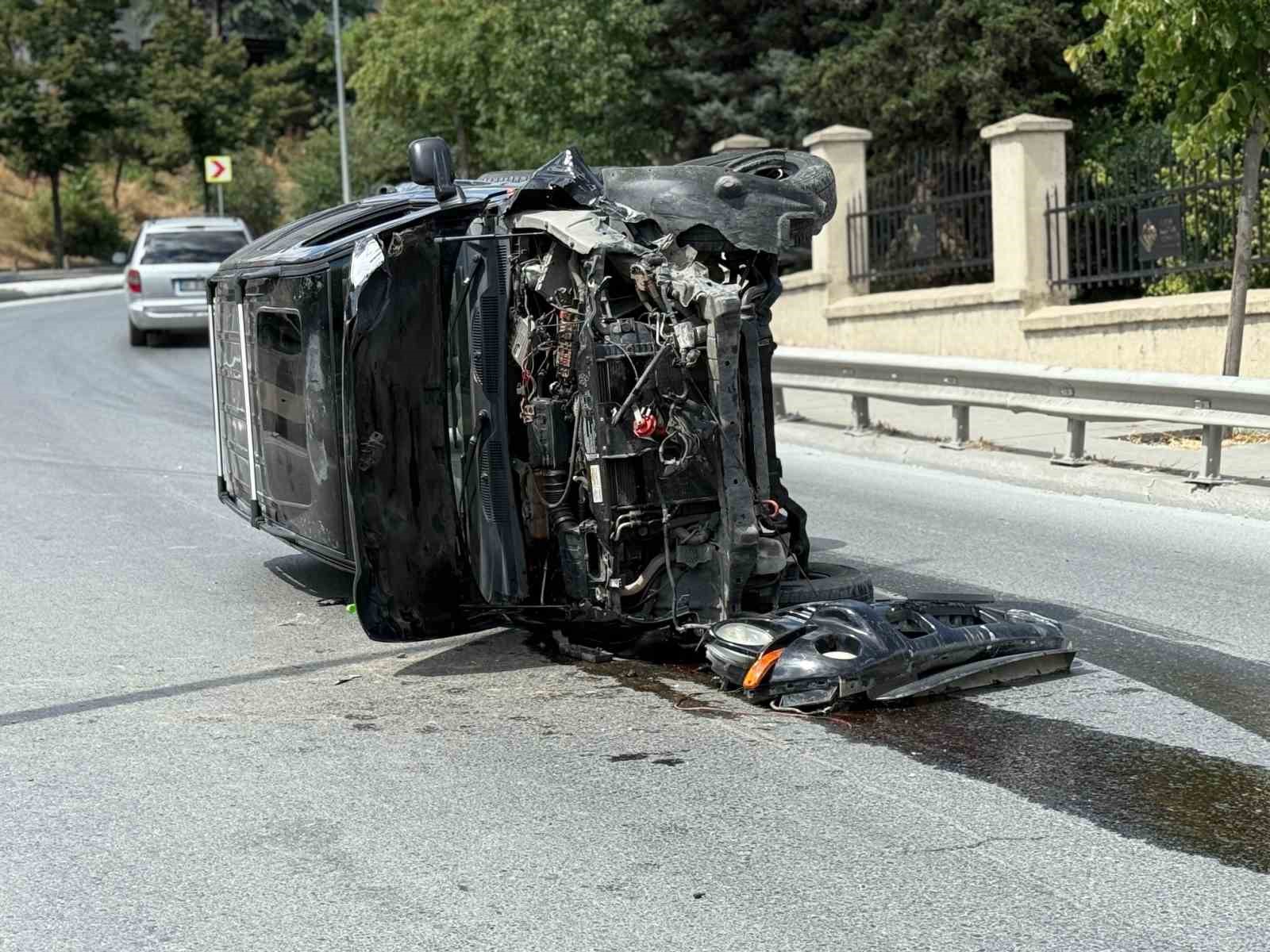 BEYOĞLU’NDA LÜKS CİP AYDINLATMA DİREĞİNE ÇARPIP YAN YATTI: SÜRÜCÜ YARALANDI