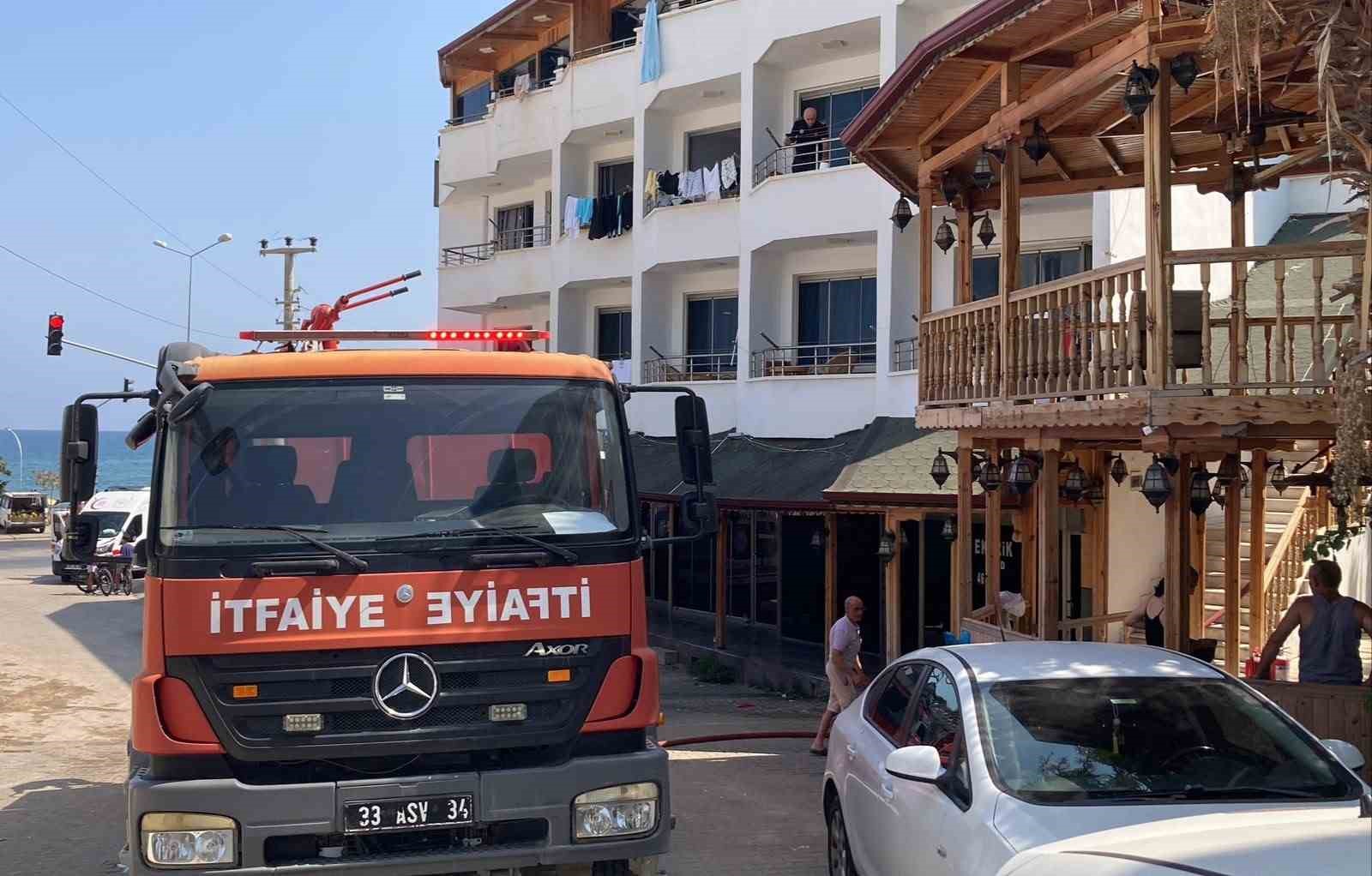 MERSİN’DE OTELDE YANGIN: 9 KİŞİ DUMANDAN ETKİLENDİ