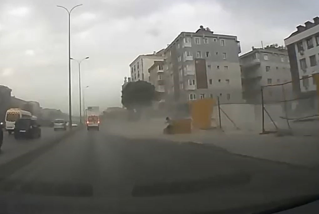 AVCILAR E-5 YAN YOLDA İNŞAAT BARİYERLERİ FIRTINADA BÖYLE UÇTU