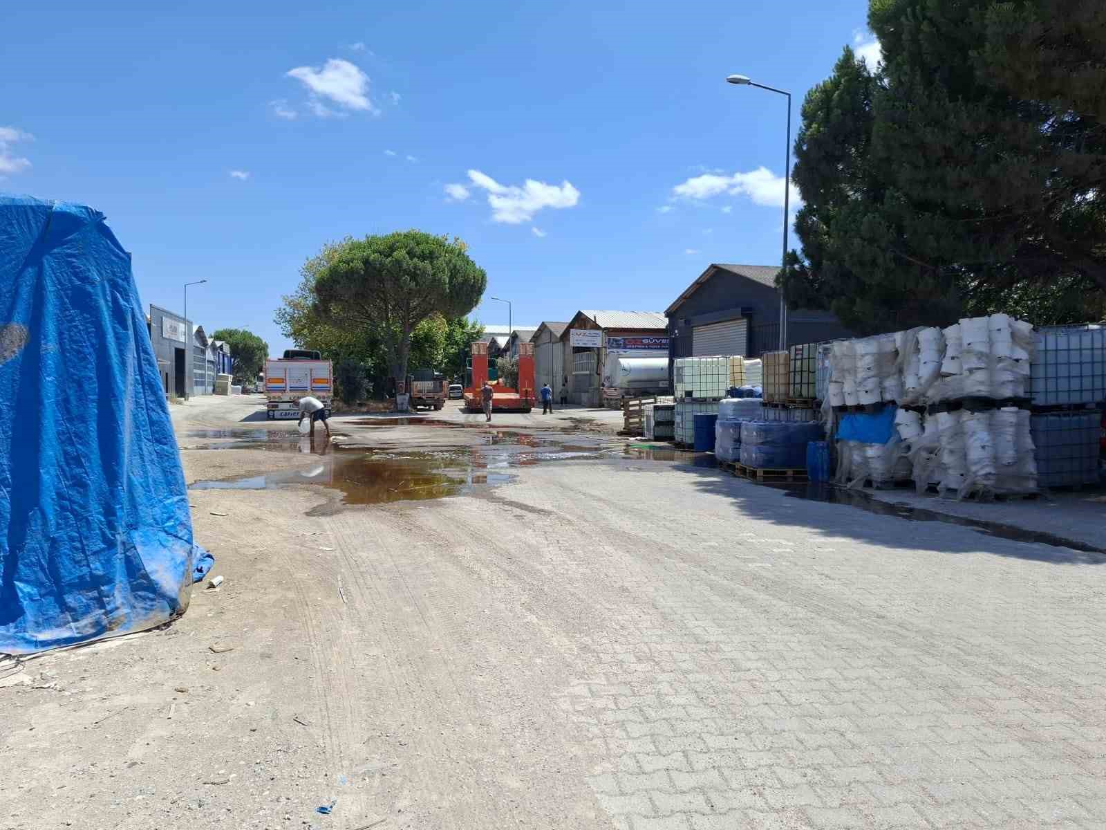 BALIKESİR’DE YERE DÖKÜLEN KİMYASAL MADDE PANİĞE NEDEN OLDU