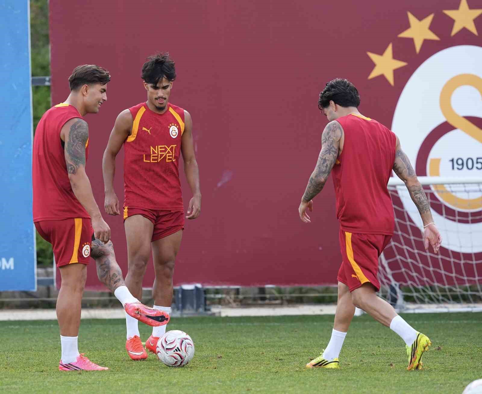 GALATASARAY, YENİ SEZON HAZIRLIKLARINI SÜRDÜRDÜ