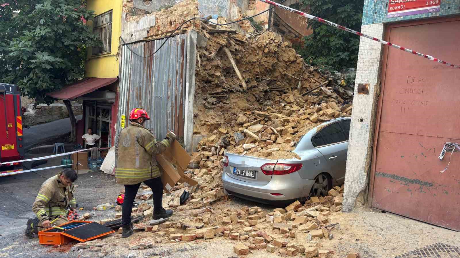 BEYOĞLU’NDA 2 KATLI METRUK BİNA ÇÖKTÜ