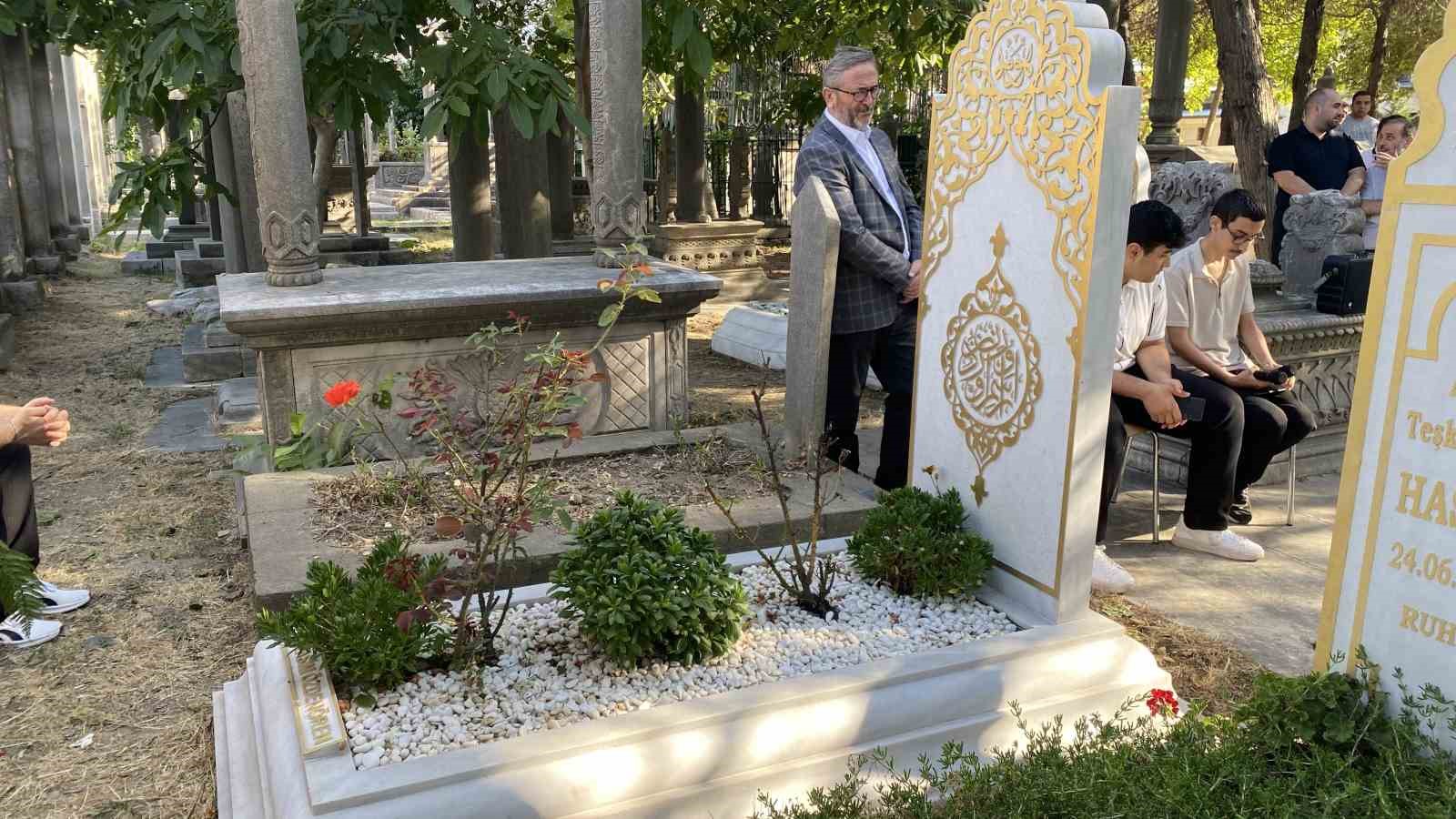 TÜRK EDEBİYATININ ÖNEMLİ İSMİ RASİM ÖZDENÖREN VEFATININ 4. YILINDA KABRİ BAŞINDA ANILDI
