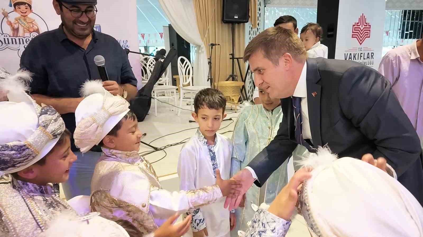 41 ÇOCUĞA UNUTULMAZ SÜNNET ŞÖLENİ: TEKNE TURU YAPIP, KLASİK ARAÇLARLA ŞEHİR TURUNA ÇIKTILAR