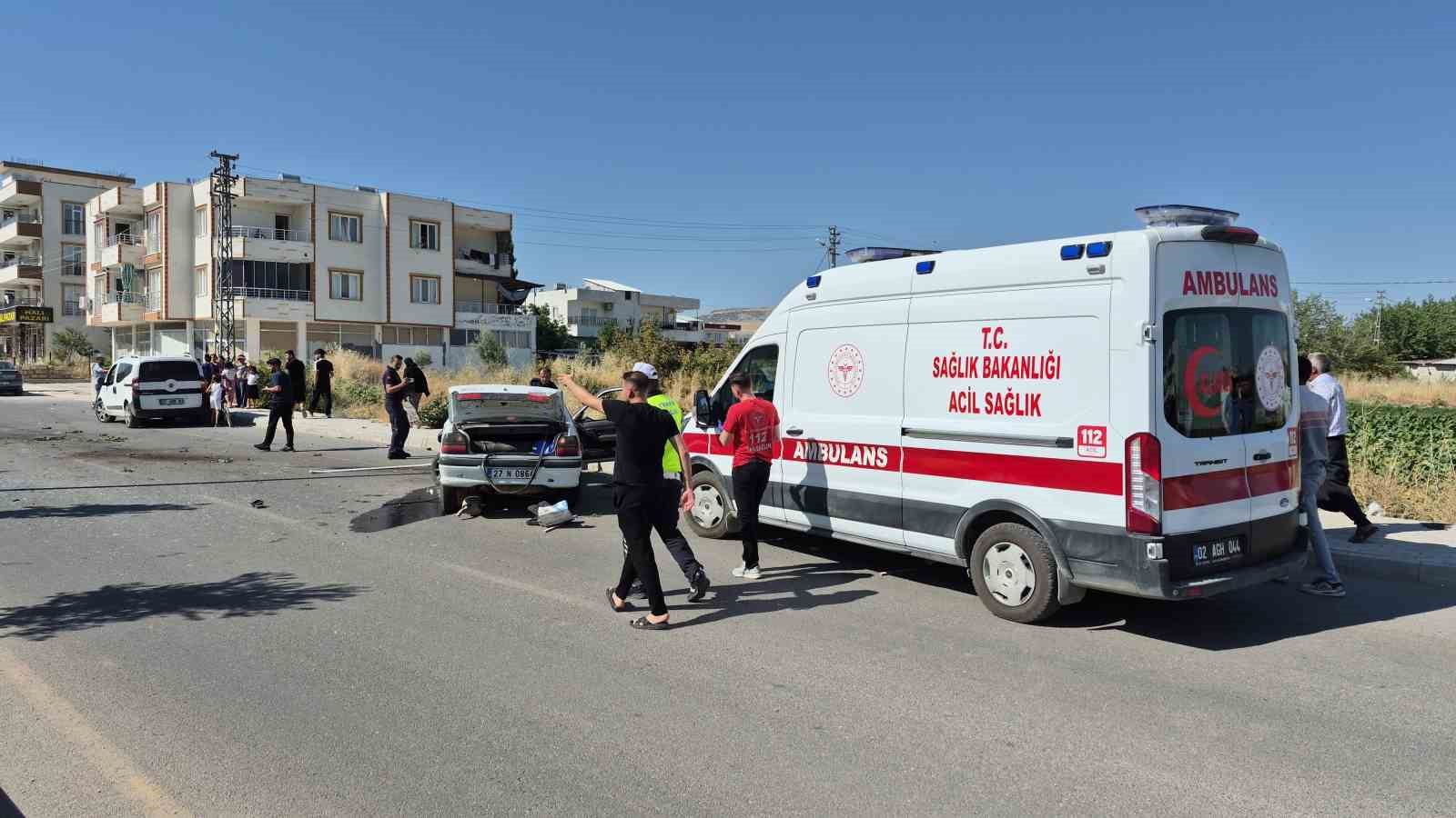 ADIYAMAN’DA KONTROLDEN ÇIKAN OTOMOBİL KARŞI ŞERİDE GEÇTİ: 1 YARALI