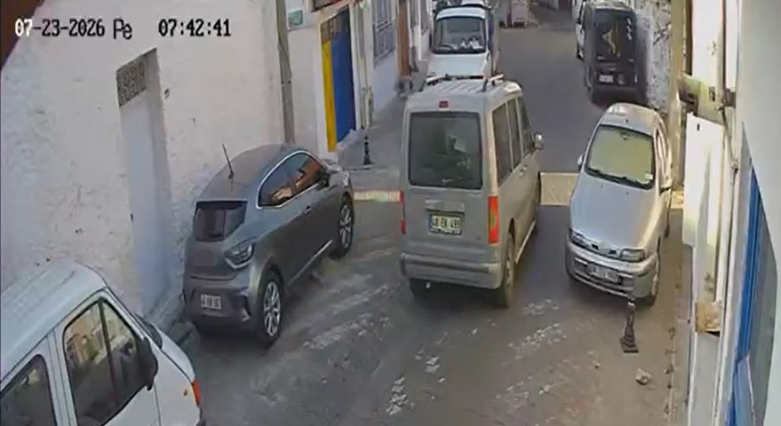 İKİ SOKAK KEDİSİNİ EZDİ, ARKASINA BİLE BAKMADAN UZAKLAŞTI