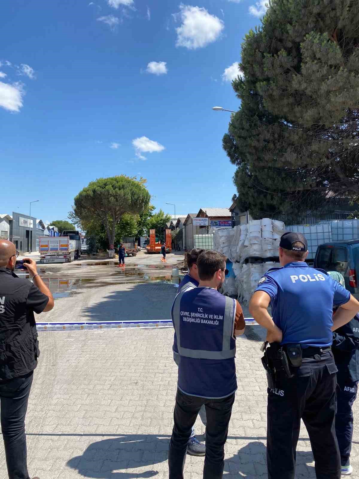 BALIKESİR’DE YERE DÖKÜLEN KİMYASAL MADDE KUM EMDİRİLEREK TEMİZLENDİ