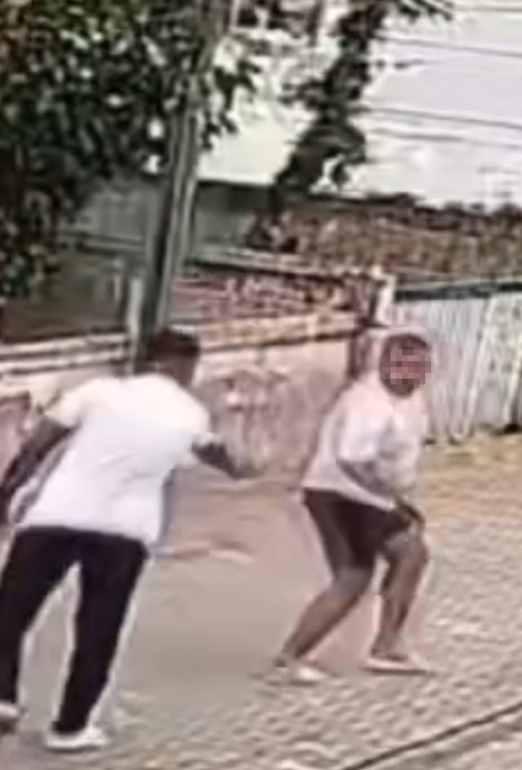 ÖNCE YUMRUKLADI, SONRA BACAKLARINDAN VURDU: O ANLAR KAMERADA