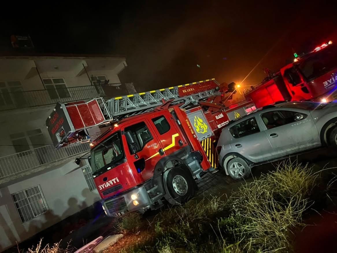 ELAZIĞ’DA 3 KATLI BİNADA ÇIKAN YANGIN SÖNDÜRÜLDÜ