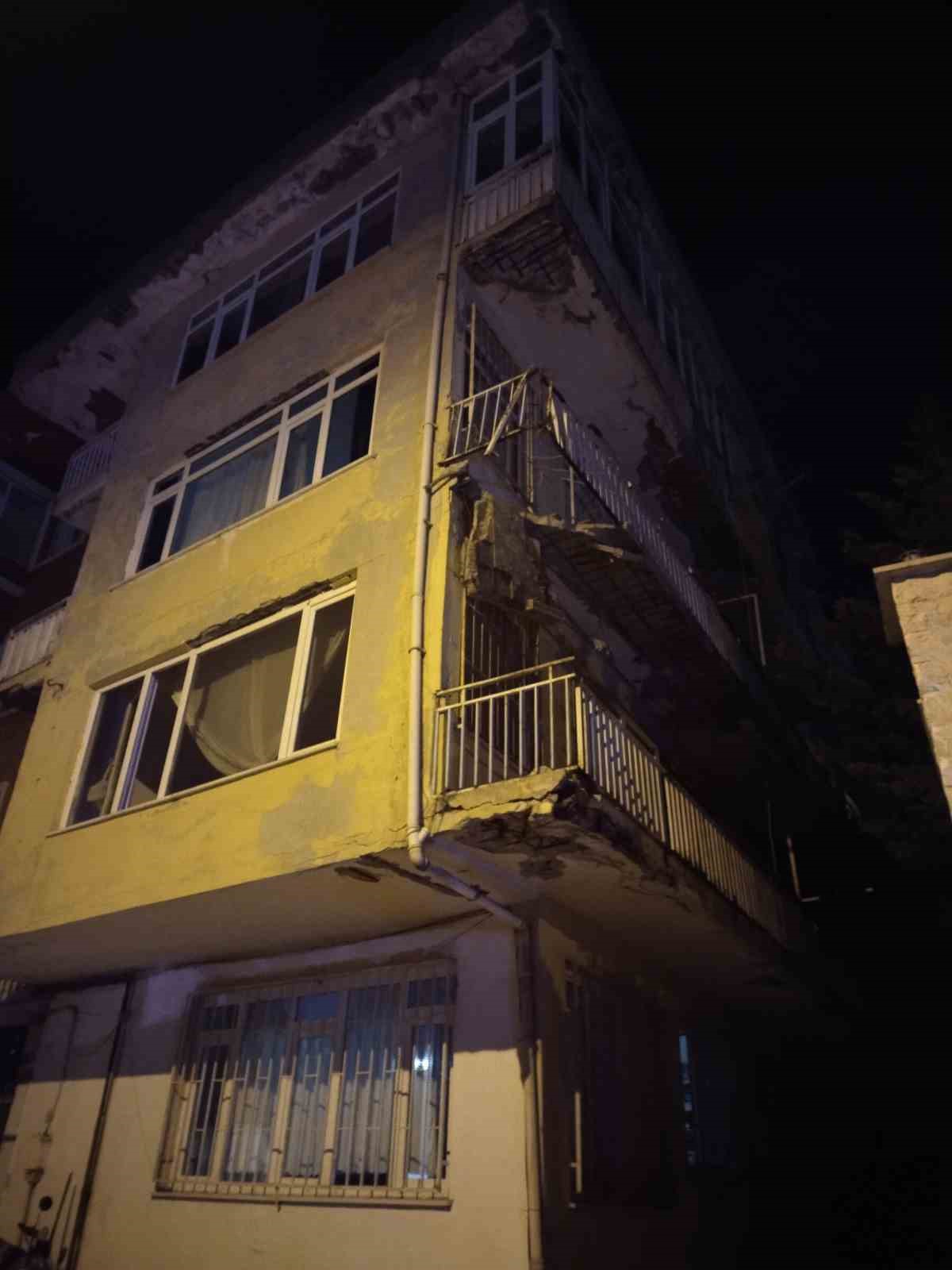 ÜSKÜDAR’DA DÖRT KATLI BİNANIN BALKONU ÇÖKTÜ